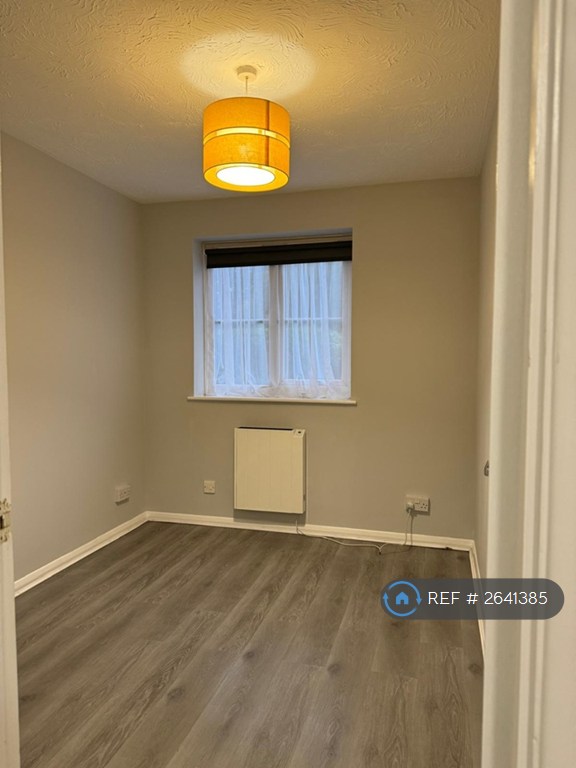 2 bedroom flat in Wordsworth Mead, Redhill, RH1 (2 bed) (#2641385)