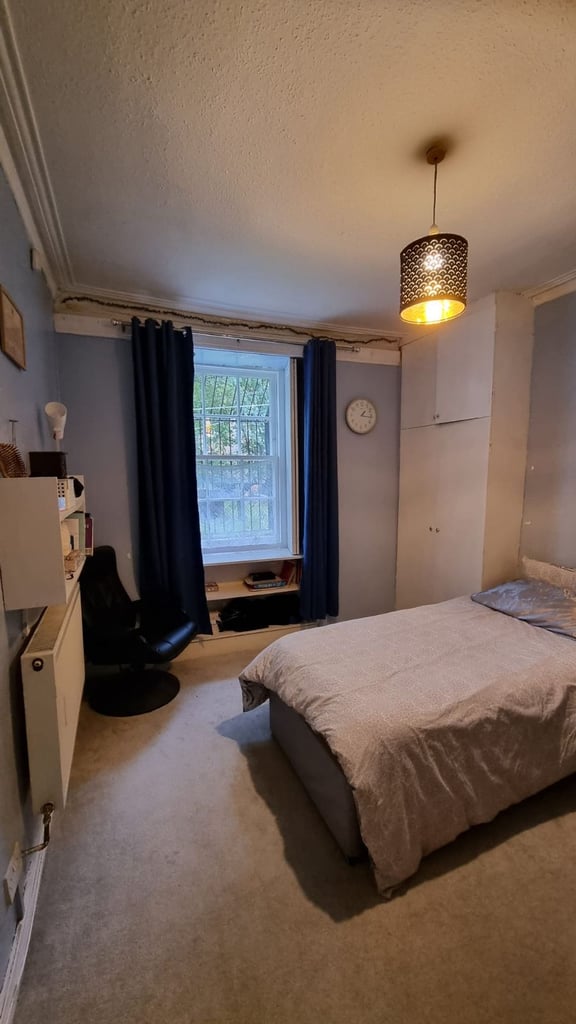 Furnished flat adjacent to Glasgow university