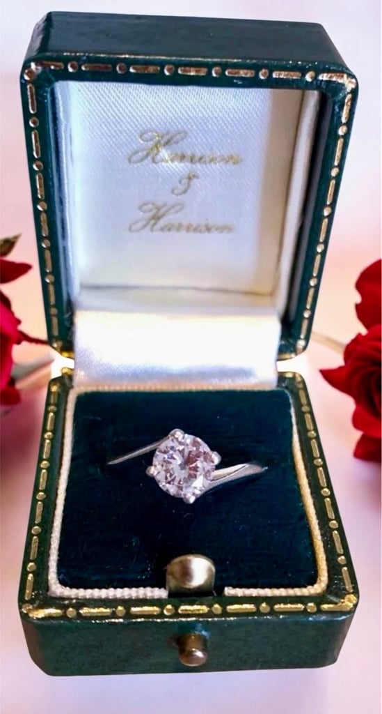 Stunning Platinum 0.97ct Diamond Solitaire Engagement Ring