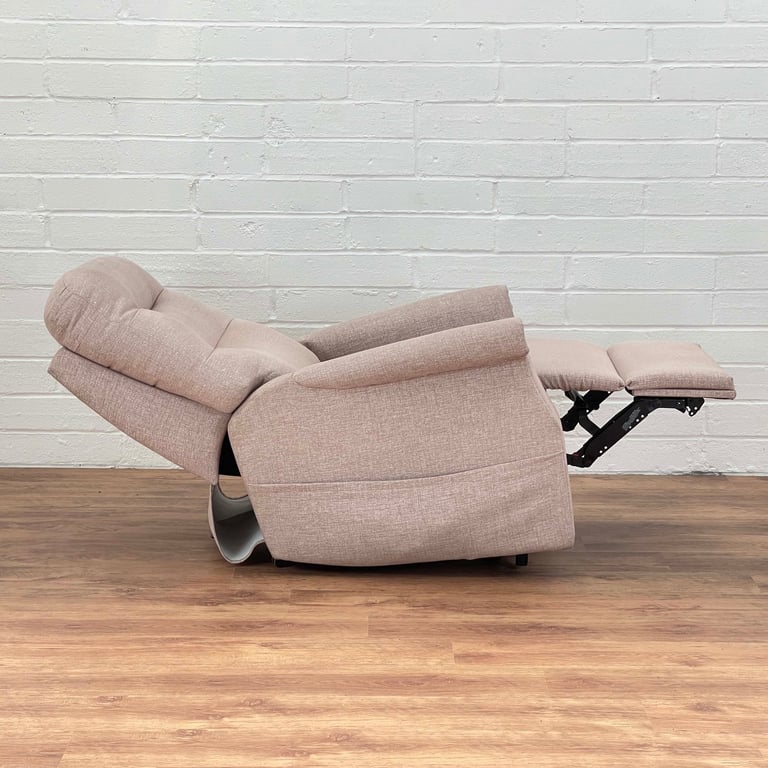 Celebrity Sandhurst Riser Recliner Chair – Large / Grande  