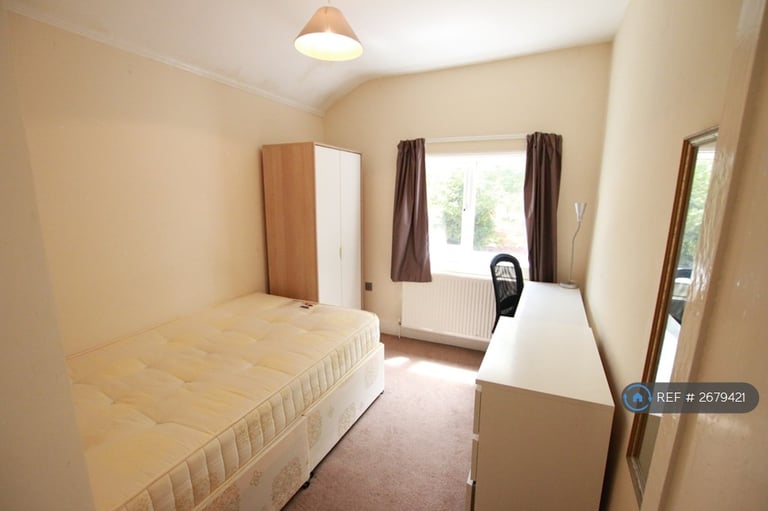 4 bedroom house in Grange Avenue, Reading, RG6 (4 bed) (#2679421)