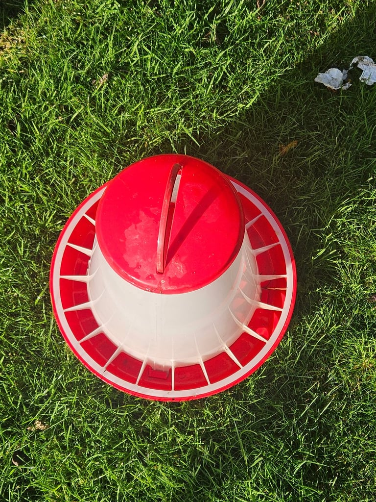 Gravity chicken feeder
