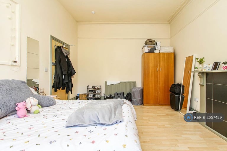 7 bedroom flat in Waterloo Crescent, Nottingham, NG7 (7 bed) (#2657439)