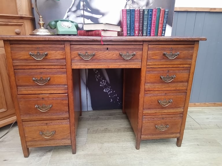 Stunning Antique 4ft Oak with Tan Leather Inlay Desk