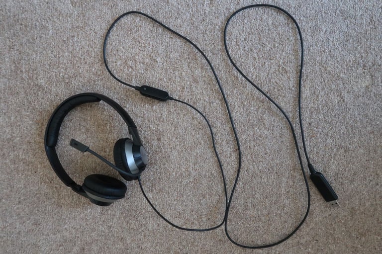 Creative HS-720 Wired Computer / Laptop Headphones with Noise Cancelling Mic