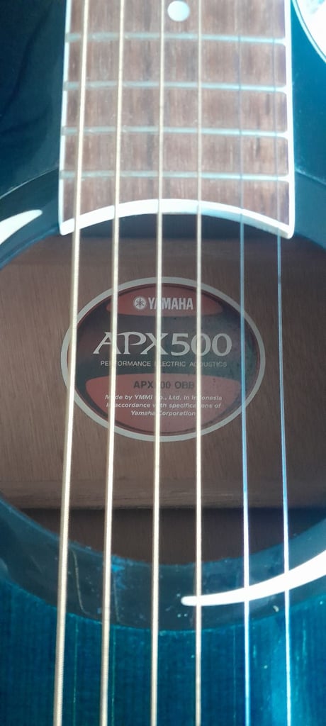 Yamaha APX500 electro acoustic guitar with hard case