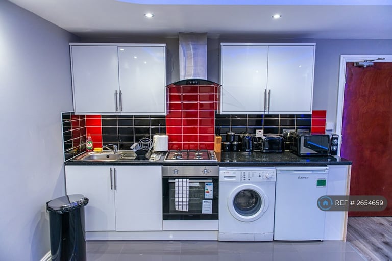 1 bedroom flat in Claremont, Bradford, BD7 (1 bed) (#2654659)