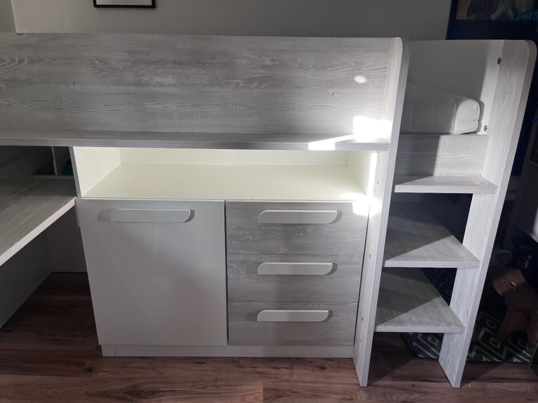 Cabin bed with desk 