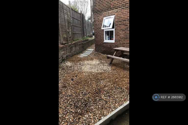 6 bedroom house in Rupert Road, Guildford, GU2 (6 bed) (#2665912)