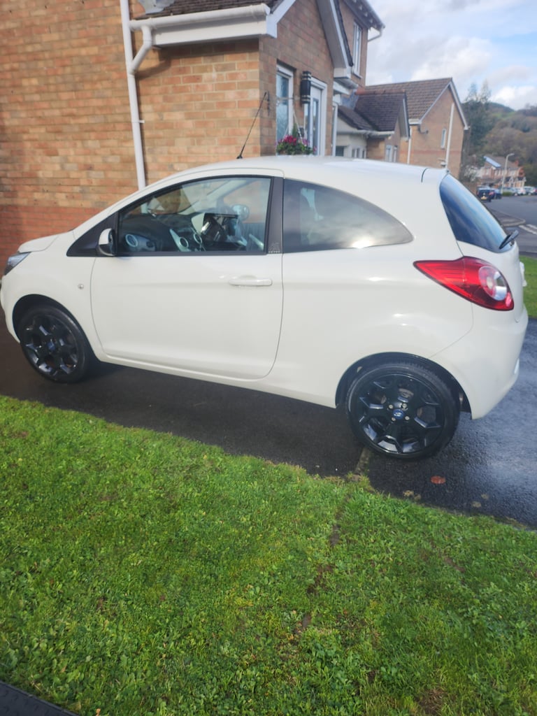 Ford, KA, white edition Zetec. Hatchback, 2016, Manual, 1242 (cc), 3 doors