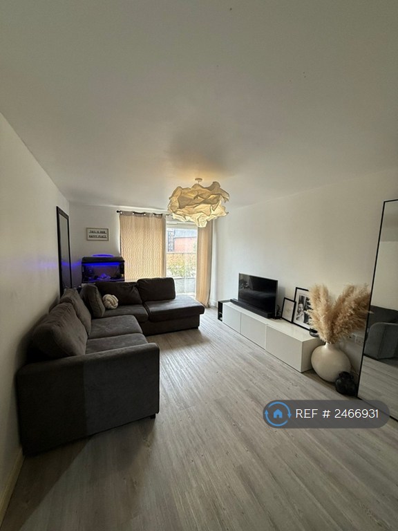 2 bedroom flat in Hudson House, Epsom, KT19 (2 bed) (#2466931)