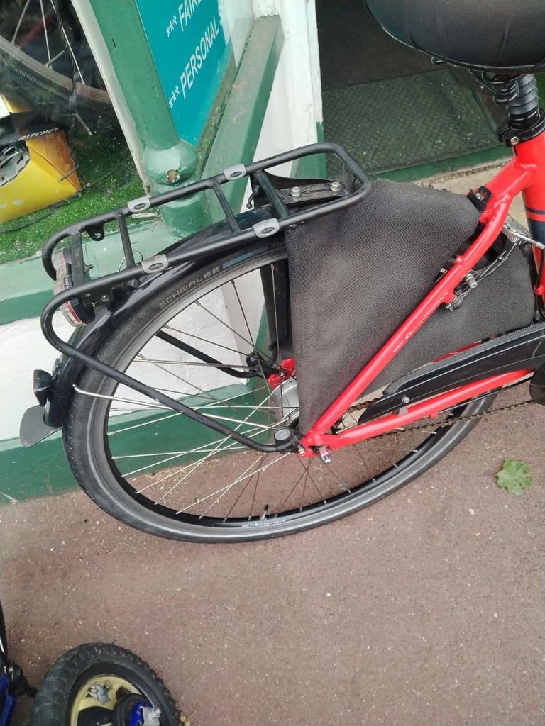 QUALITY GIANT TOWN BIKE, BASKET FULLY SERVICED 