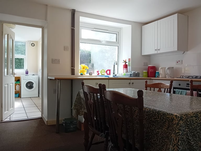 4 DOUBLE ROOMS IN WESTBURY STREET HOUSE TO RENT- STRICTLY STUDENTS ONLY.