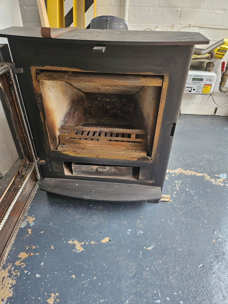 Pevex Newbourne 40 4.5kw inset multi fuel stove.