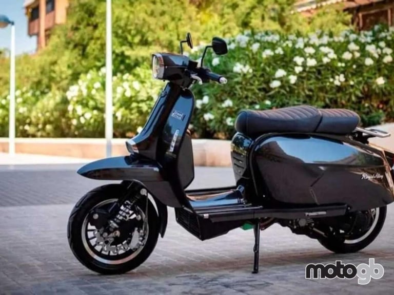 Royal Alloy GP 125cc S Modern Classic Retro Automatic Moped Scooter Liquid Co...