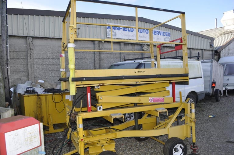 towable manaual pump scissor lift