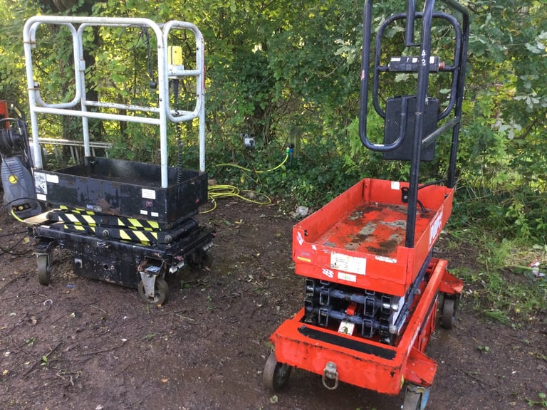 Pair of scissor lifts
