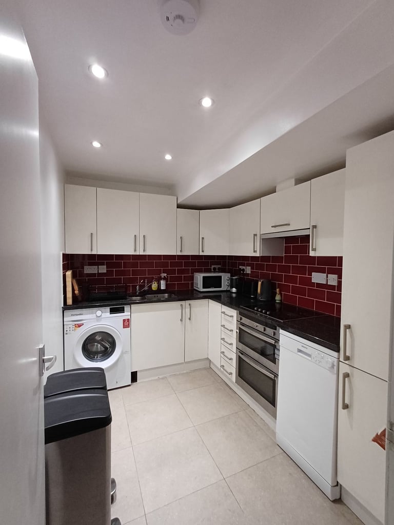 Cosy 2 En-suite Bedroom Flat with Terrace