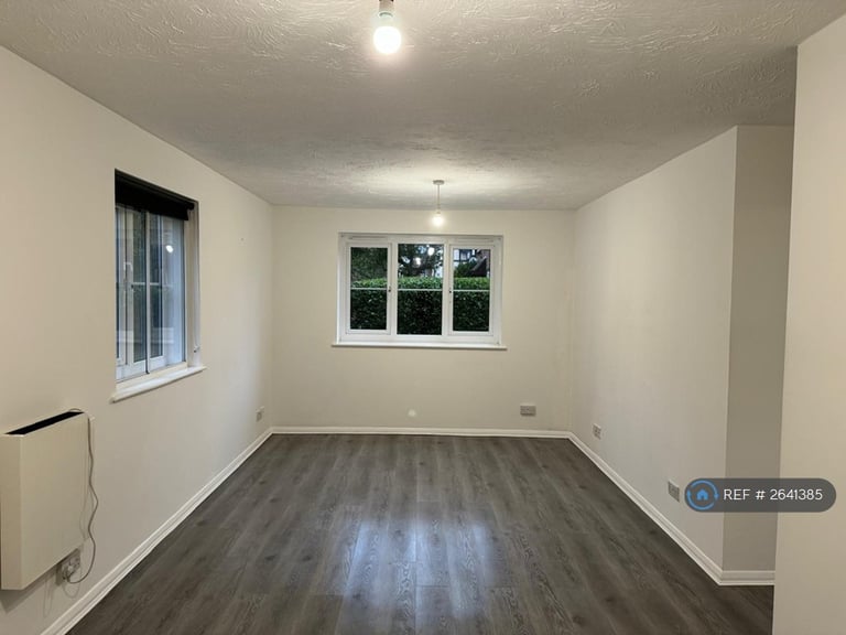 2 bedroom flat in Wordsworth Mead, Redhill, RH1 (2 bed) (#2641385)