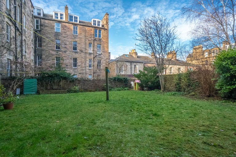 Bright, spacious, extremely well presented 3 bedroom property in Bruntsfield