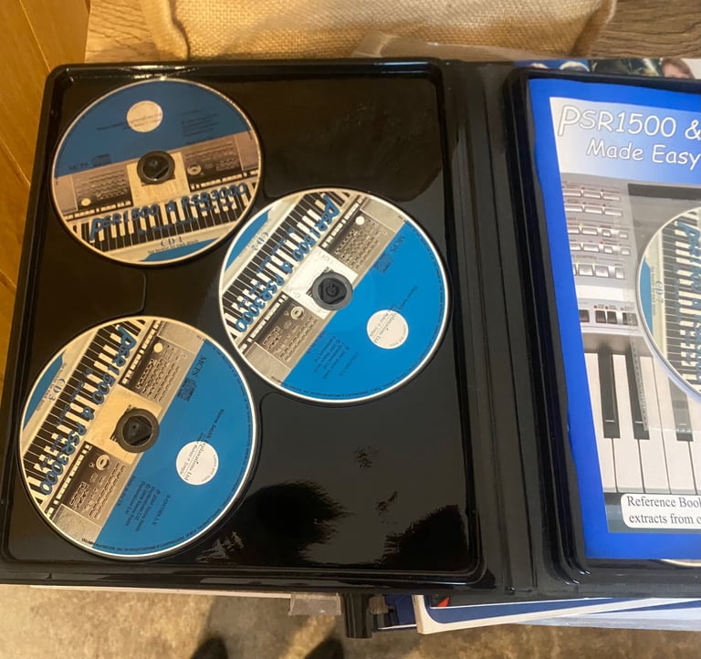 Yamaha PSR 3000 electronic keyboard, stand , cover and carry case 