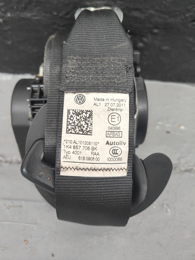 VW SEAT BELT DRIVER SIDE FRONT 617979700