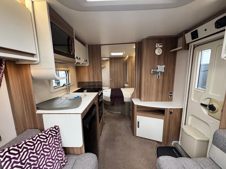 SWIFT KUDOS 530 SB 2018 MODEL 4 BERTH FIXED ISLAND BED TOURING CARAVAN