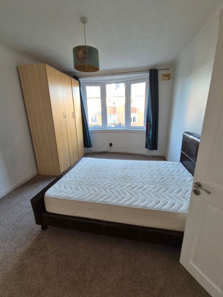 A lovely spacious three bedroom lower villa in Carrick Knowe, Corstorphine