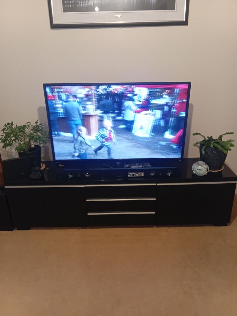 Black gloss tv unit