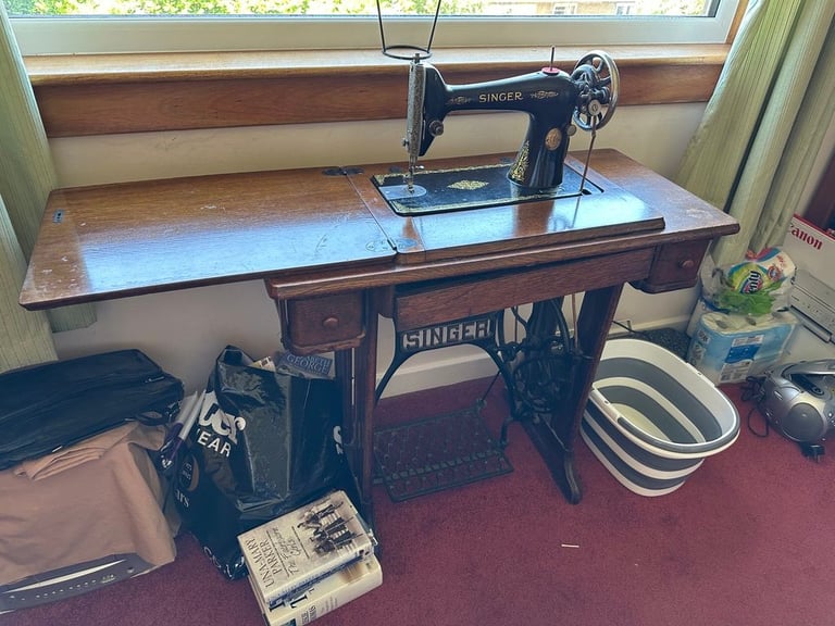 Vintage 1920s Singer Sewing Machine and table
