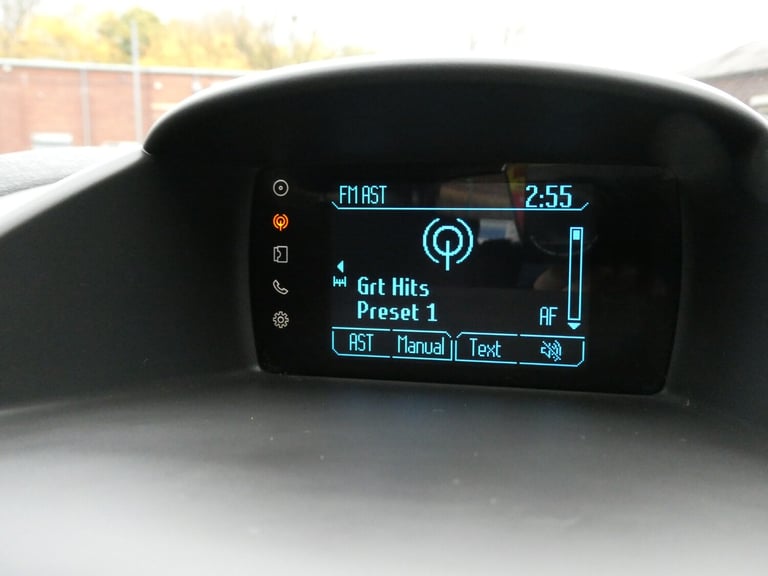 1.25 82 Zetec 5dr *YES GEN 37K!! +9 SERVICES +BT +PARK SENSORS +AUX*