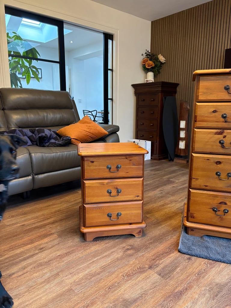 Bedside chest of drawers