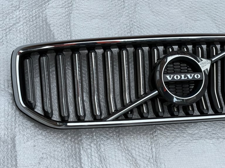 Volvo XC40 Front Inscription Grille 2017 Onwards Now P/N 31457347 & 31457344. 