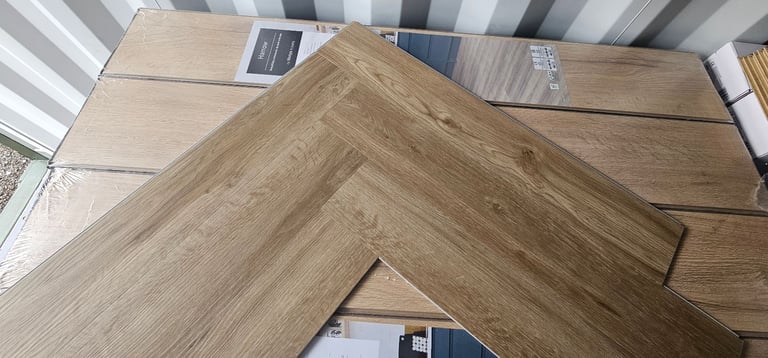 image for Nice Oak Colour Click LVT With Built-in Underlay 
