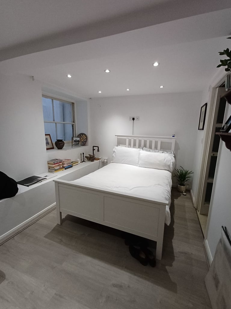 Cosy 2 En-suite Bedroom Flat with Terrace
