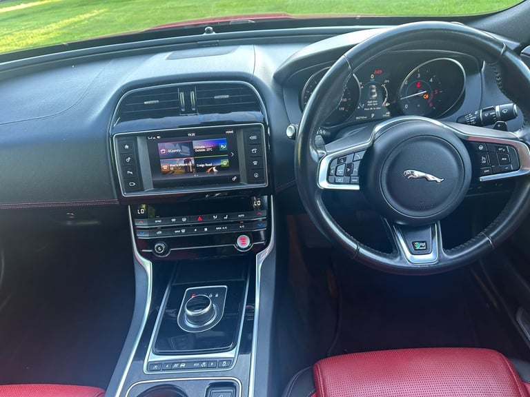 2017 Jaguar XE 2.0 180 BHP / 8 SPEED AUTO / R-SPORT EDITION  / TWO-TONE LEATHER 