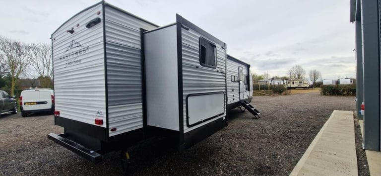 EX DEMO Forest River East To West Della Terra 323QB American Caravan 5th Wheel