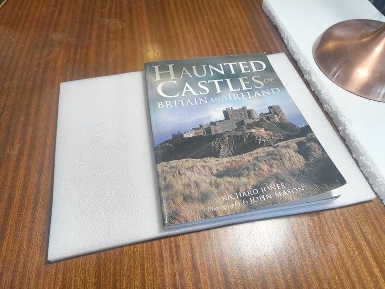 Haunted Castles of Britain & Ireland – Richard Jones (2005, PB)
