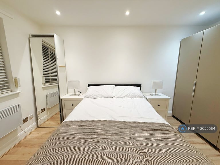 1 bedroom flat in Pavilion Mansions, London, SW9 (1 bed) (#2655584)