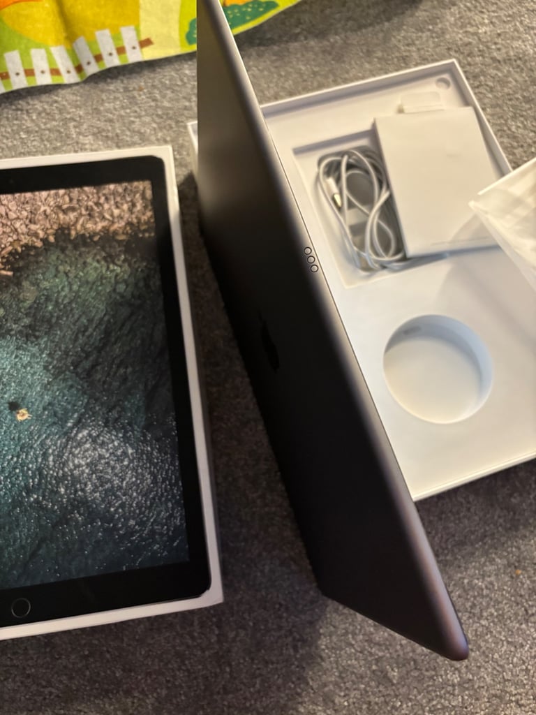 Apple iPad Pro 12.9” 2nd generation excellent condition 