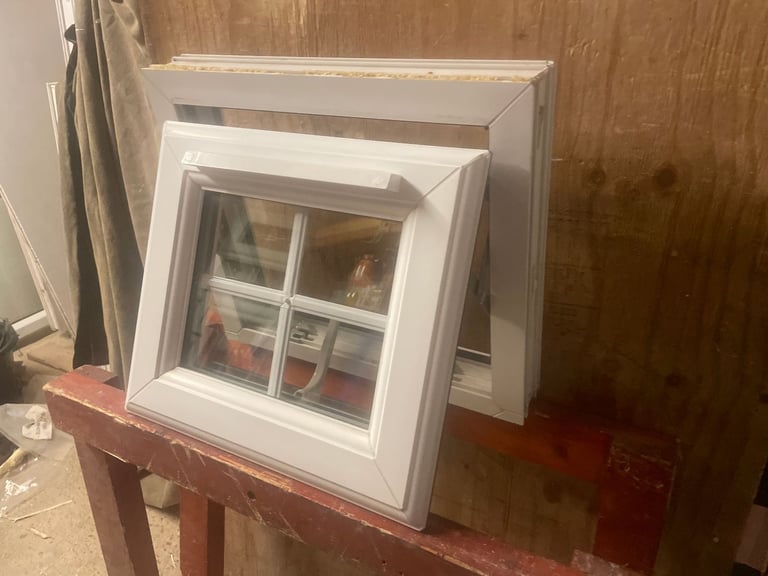 H 36.5 x W 47 cm - BEAUTIFUL SMALL GEORGIAN UPVC DOUBLE GLAZED WINDOW - CLEAR THERMAL (REF: SJ462)