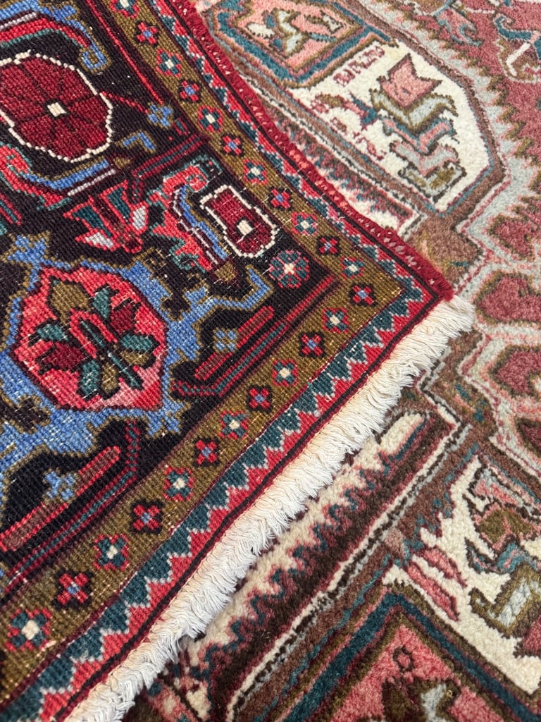 Antique handmade Persian heriz rug 300x210
