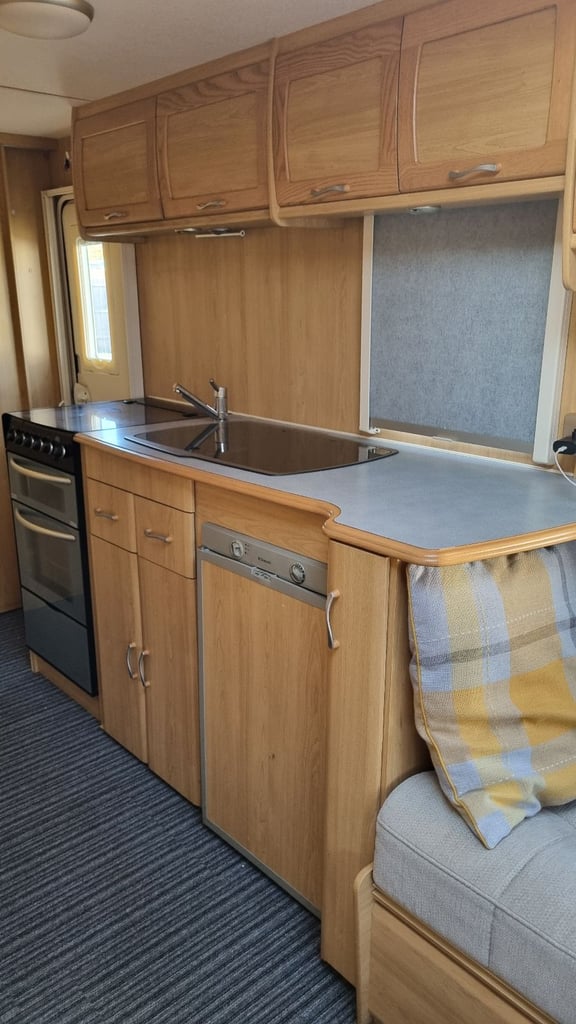 Lunar quasar 6 berth caravan 2005