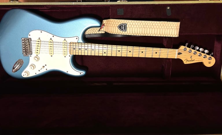 image for Fender Stratocaster 75th anniversary with vintage noiseless pickups