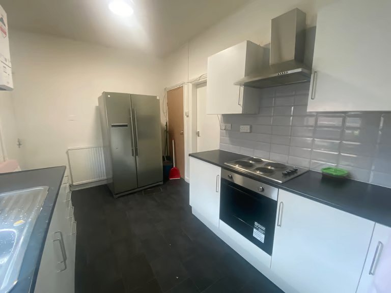 Spacious 1-Bed Flat for Rent – LS9 8PQ