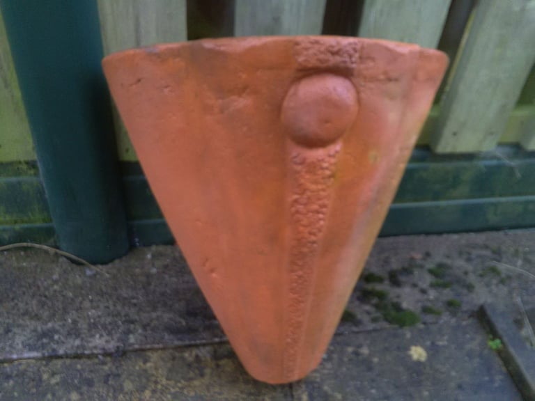 LARGE TERRACOTTA WALL MOUNTED PLANT POT 