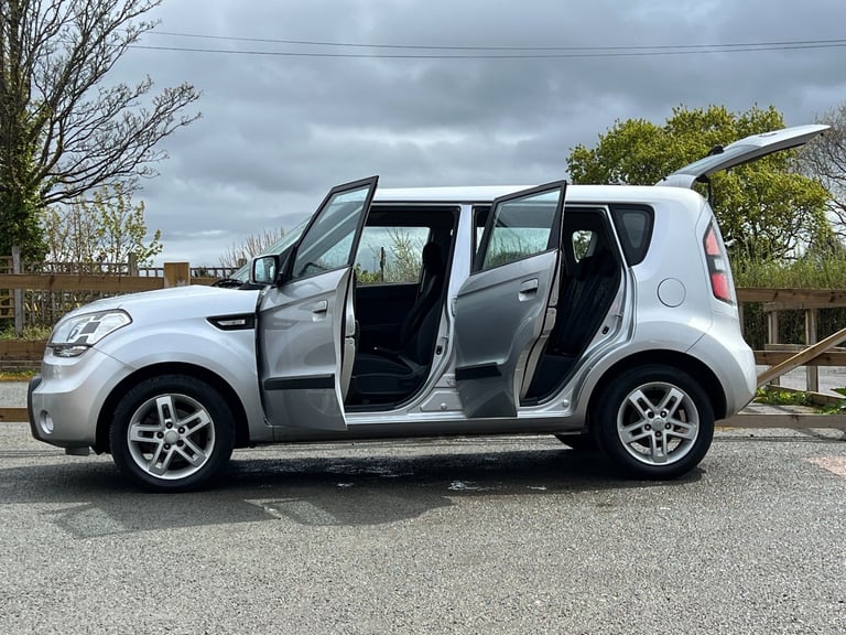 KIA SOUL 1.6 CRDi 2 5dr Silver Lovely Value Family motoring