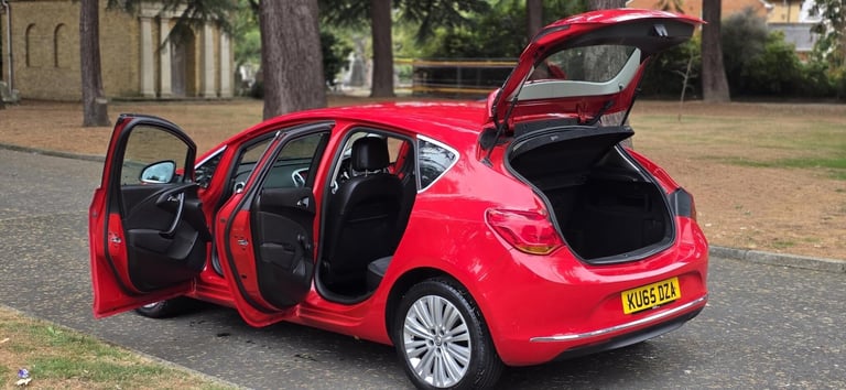 2015 Vauxhall Astra 1.6i Excite Euro 6 5dr HATCHBACK Petrol Manual