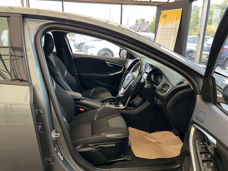 2018 Volvo V40 D3 [4 Cyl 150] Momentum Nav Plus 5dr Geartronic HATCHBACK DIESEL Automatic