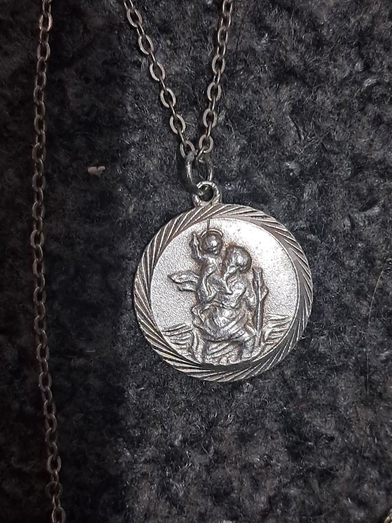 3 religious silver pendants and 2 silver chains 
